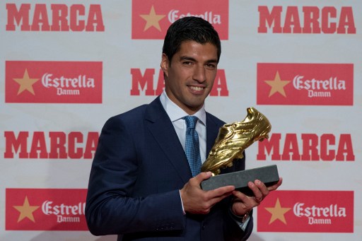 Lionel Messi felicita a Luis Suárez por su Bota de Oro