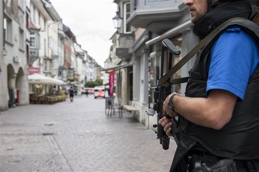Un hombre con una motosierra hiere a cinco personas en Suiza
