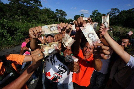 La situación de Venezuela sin billetes deriva en protestas, saqueos e interminables filas