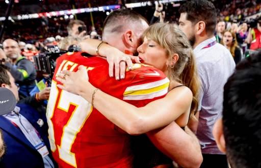 La cantante Taylor Swift abraza a Travis Kelce tras el triunfo de los Kansas City Chiefs ante los San Francisco 49ers en el Super Bowl 2024.