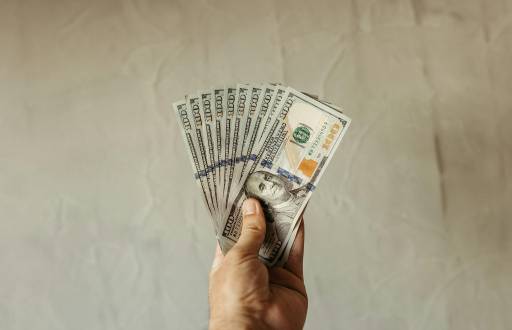 Impuesto del 1 % a remesas desde EE. UU. impactará a miles de familias ecuatorianas desde 2026