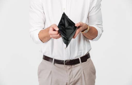 Un hombre con una billetera vacía.
