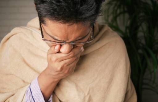 Imagen de una persona estornudando.