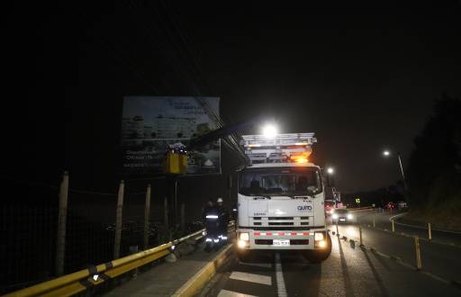 Retiro de vallas en una vía de Quito.