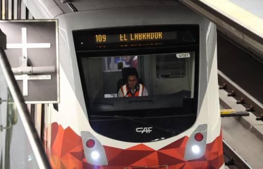 Un tren el Metro de Quito sale de El Labrador.