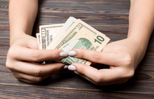 Imagen referencial para graficar a una mujer recibiendo dinero.