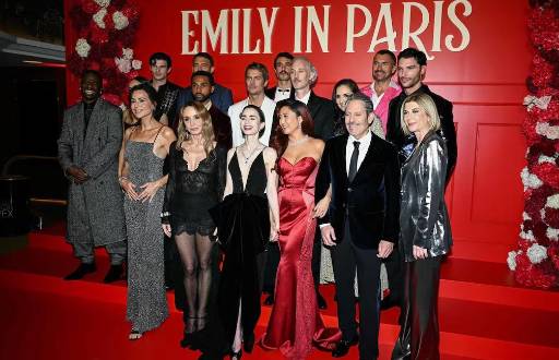 Elenco de Emily en París en el Grand Rex de París, el 15 de diciembre de 2025.