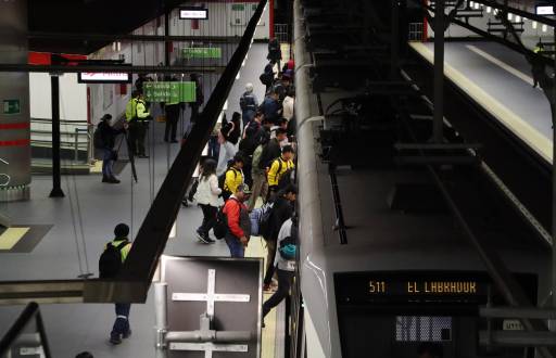 Pasajeros se suben a un tren del Metro de Quito.