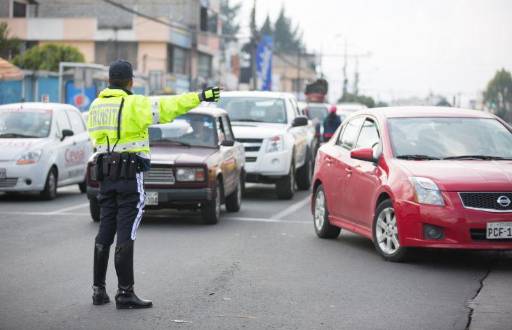 Agente de tránsito realizando controles.
