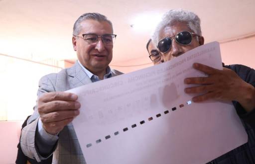 El consejero José Cabrera junto a un votante con discapacidad visual.