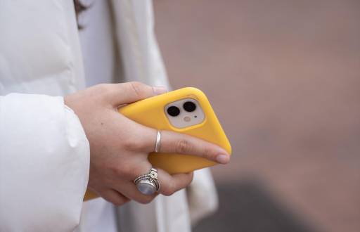 Una persona usa el teléfono móvil, a 1 de febrero de 2024, en Barcelona, Catalunya