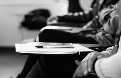 Imagen referencial de estudiantes universitarios.