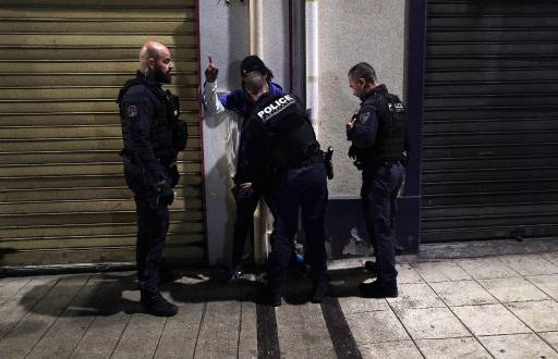Imagen de 2024. La Policía de Francia registra a un adolescente en Niza.