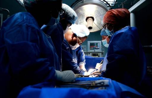 Fotografía referencial de un grupo de médicos realizando una intervención quirúrgica.