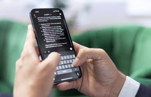 Bucarest, Rumania - 30 de julio de 2024 - Un hombre escribe indicaciones en un chat impulsado por IA en la aplicación de su teléfono inteligente, y un asistente virtual avanzado muestra soluciones inteligentes para completar tareas.