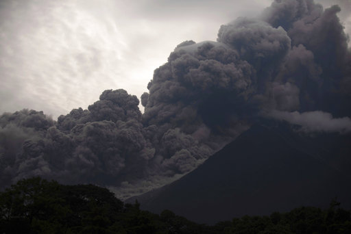 Erupción de volcán deja 6 muertos en Guatemala
