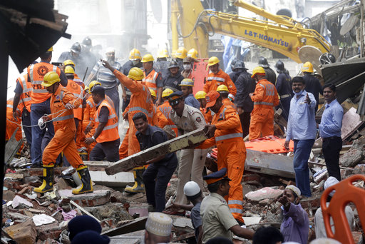 18 muertos y decenas de desaparecidos tras derrumbe de edificio en Bombay