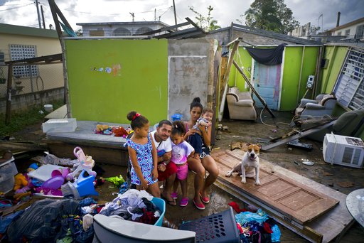 A un mes del huracán, Puerto Rico batalla sin electricidad y con áreas inaccesibles