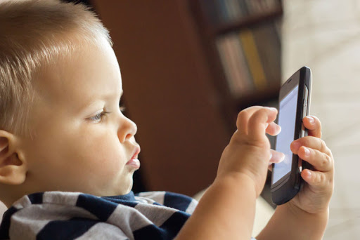 Casi 7 de cada 10 niños nativos digitales son miopes