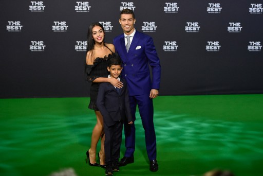 Cristiano Ronaldo &#039;presenta&#039; a su nueva novia en los premios The Best
