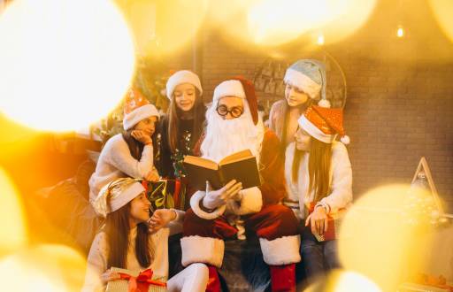 Niños con Papá Noel en la Novena.