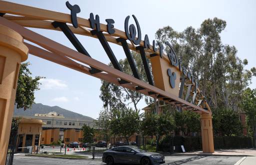 Fotografía de archivo que muestra el logotipo de Disney en la puerta de The Walt Disney Studios, en Burbank (Estados Unidos). EFE/ Caroline Brehman ARCHIVO