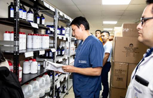 El abastecimiento de medicamentos en el Instituto Ecuatoriano de Seguridad Social (IESS).