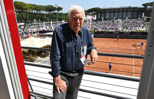El extenista italiano Nicola Pietrangeli posa en el torneo de tenis ATP de Roma en el Foro Itálico, en Roma, el 11 de mayo de 2022. Bicampeón de Roland Garros en 1959 y 1960.