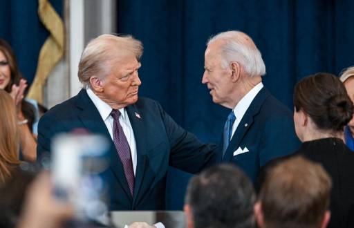 Fotografía del mandatario de Estados Unidos, Donald Trump, junto al expresidente Joe Biden.