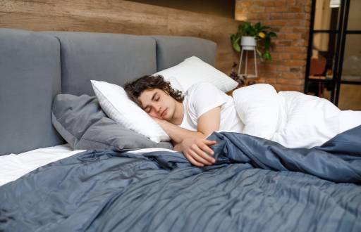 Hombre durmiendo en una cama