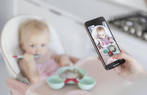 Close-up madre tomando foto del bebé
