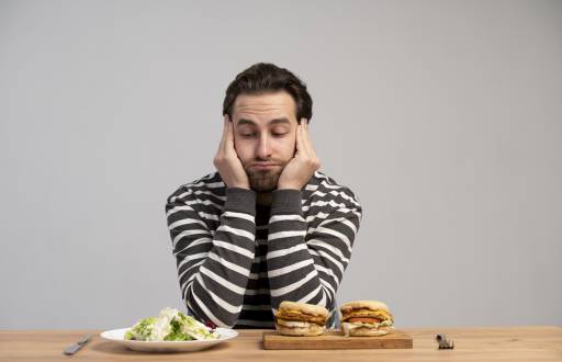 Persona con trastorno alimentario tratando de comer sano.
