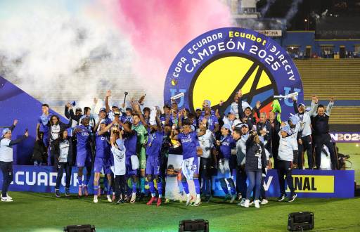 Jugadores de Universidad Católica celebran tras quedar campeones de la Copa Ecuador