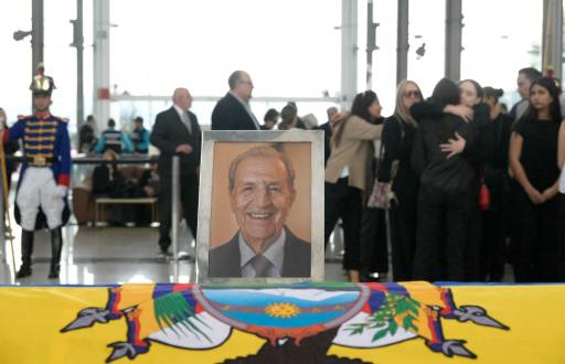 Un retrato del expresidente de Ecuador, Rodrigo Borja, junto a su ataúd durante su velorio en Quito el 19 de diciembre de 2025.