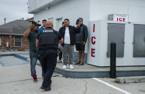 Residentes confrontan a un agente del Departamento de Policía de Kenner por la colaboración del departamento con la Patrulla Fronteriza de EE. UU. tras una detención migratoria en Kenner, Luisiana, EE. UU., el 6 de diciembre de 2025.