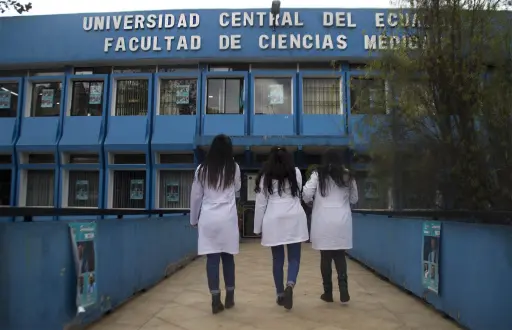 Ecuador tiene un exceso de médicos generales: inquietud latente al final de 2025
