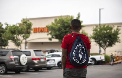 Un trabajador latino en el estacionamiento de Home Depot en Los Angeles, con temor a rededas migratorias.