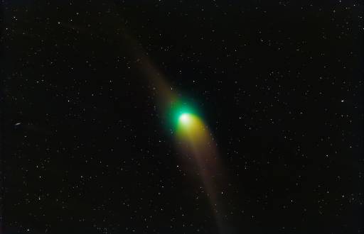 Foto referencia de un cometa colorido