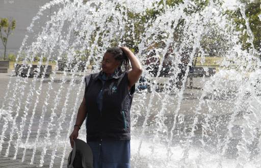 Foto de registro de mujer con calor en Quito.
