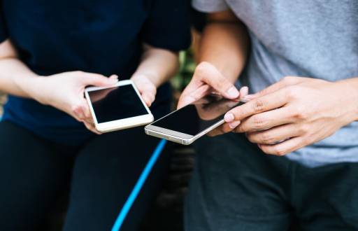 Teléfonos transfiriendo archivos.