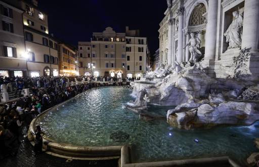 ROME (Italy), 19/12/2025.- Los turistas hacen cola frente a la Fuente de Trevi en Roma, Italia, el 19 de diciembre de 2025. La barroca Fontana di Trevi es la fuente más grande de Roma y una de las fuentes más famosas del mundo.