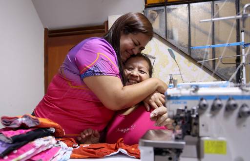 La migrante venezolana María Dorta (i) abrazando a su madre durante una entrevista con EFE, en Lima (Perú).