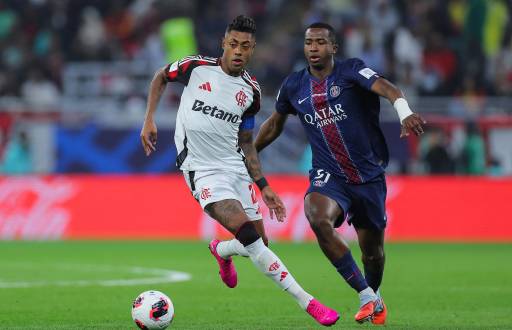 El delantero brasileño del Flamengo, #27 Bruno Henrique (izq.), y el defensor ecuatoriano del París Saint-Germain, #51 Willian Pacho, disputan el balón durante la final de la Copa Intercontinental de la FIFA 2025
