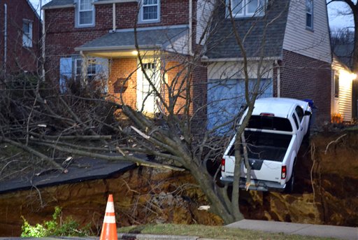Un enorme cráter se abre frente a dos casas en Filadelfia