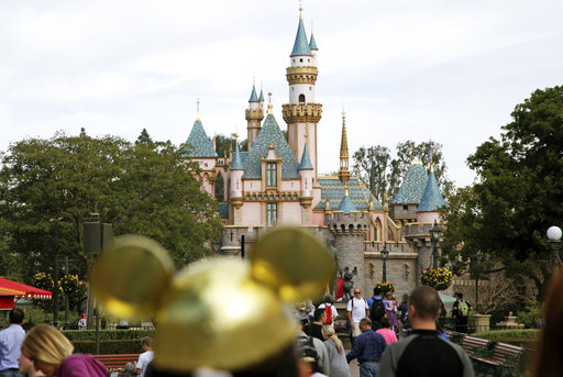 Disneylandia clausura torres donde halló bacteria que causa peligrosa enfermedad