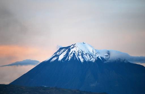 Volcán Tungurahua ubicado en la provincia del mismo nombre en Ecuador.