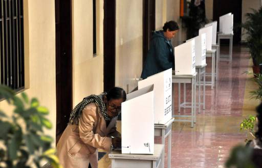 Fotografía de archivo de una persona votando.