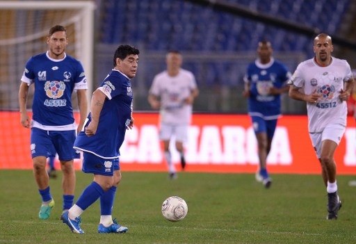 Diego Maradona y Sebastián Verón se pelean en partido de La Paz