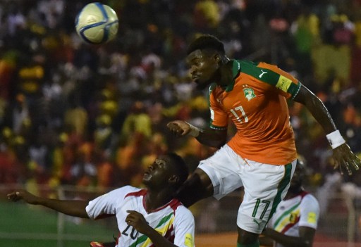 Jugador marfileño salva la vida de un rival y el técnico se lo agradece