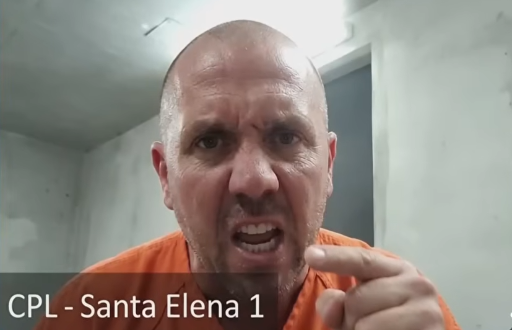 Captura del pantalla de una reacción del narcotraficante Jezdimir Srdan, durante su audiencia de juicio en noviembre del 2025.